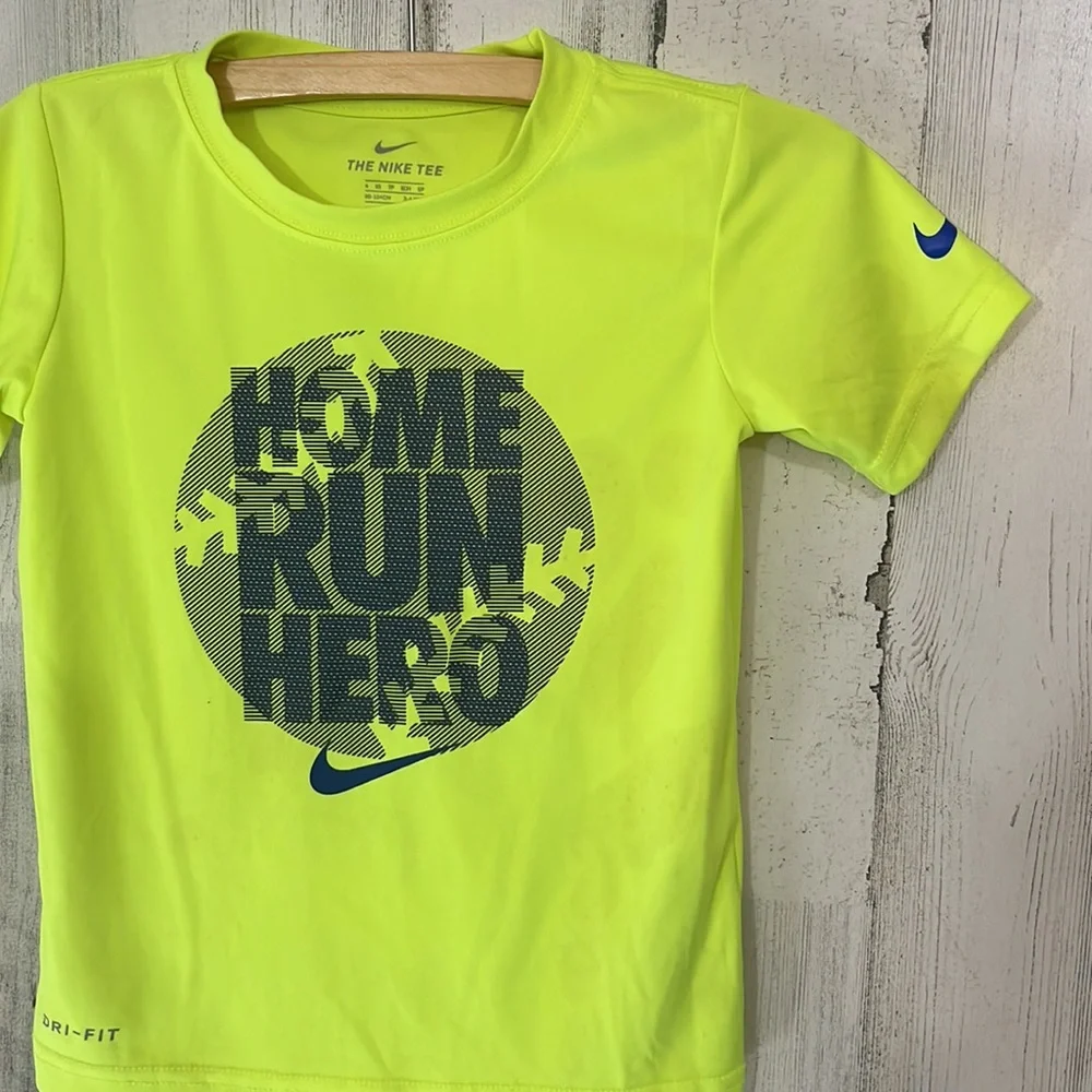 Nike excellent chest